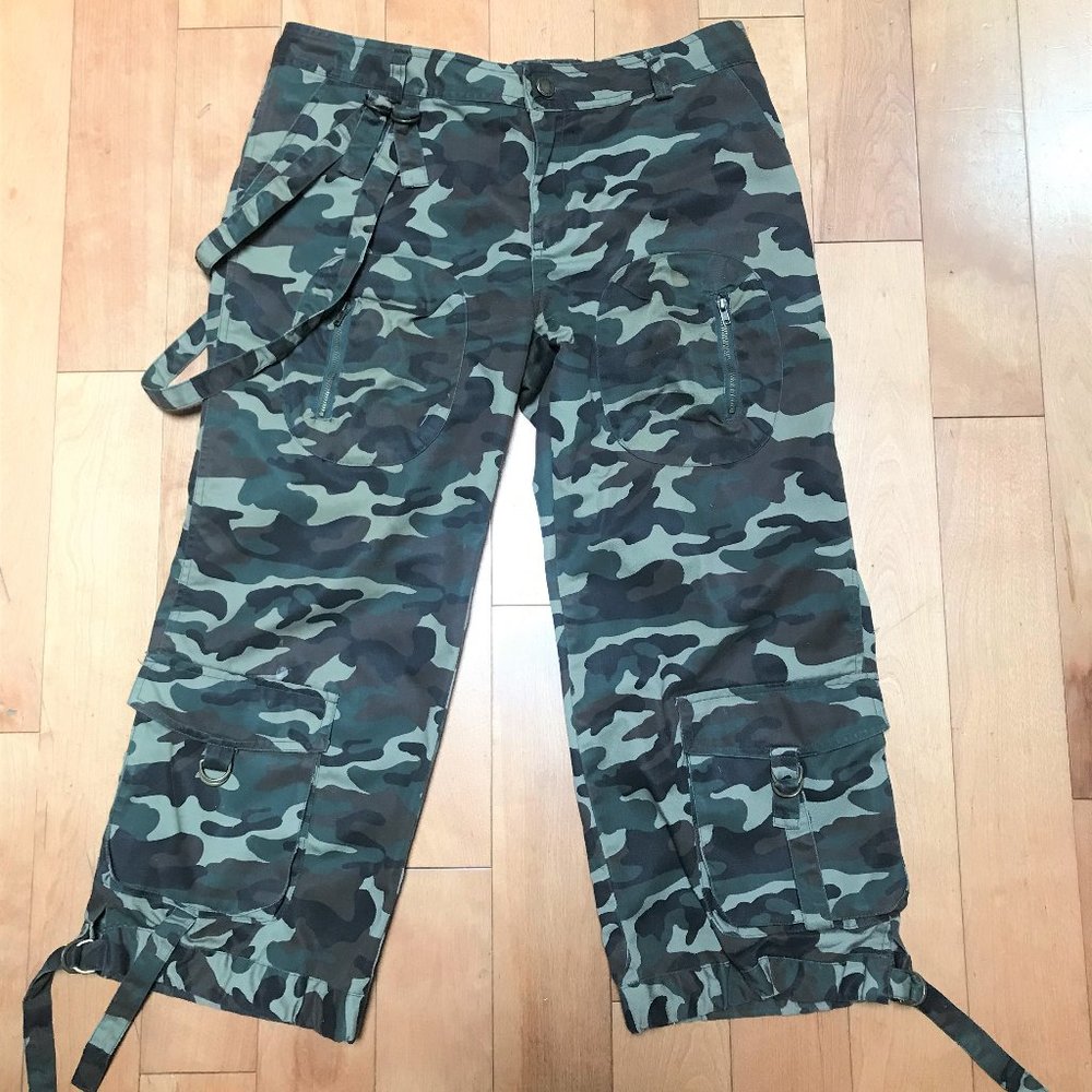 Cropped loose fit camo pants